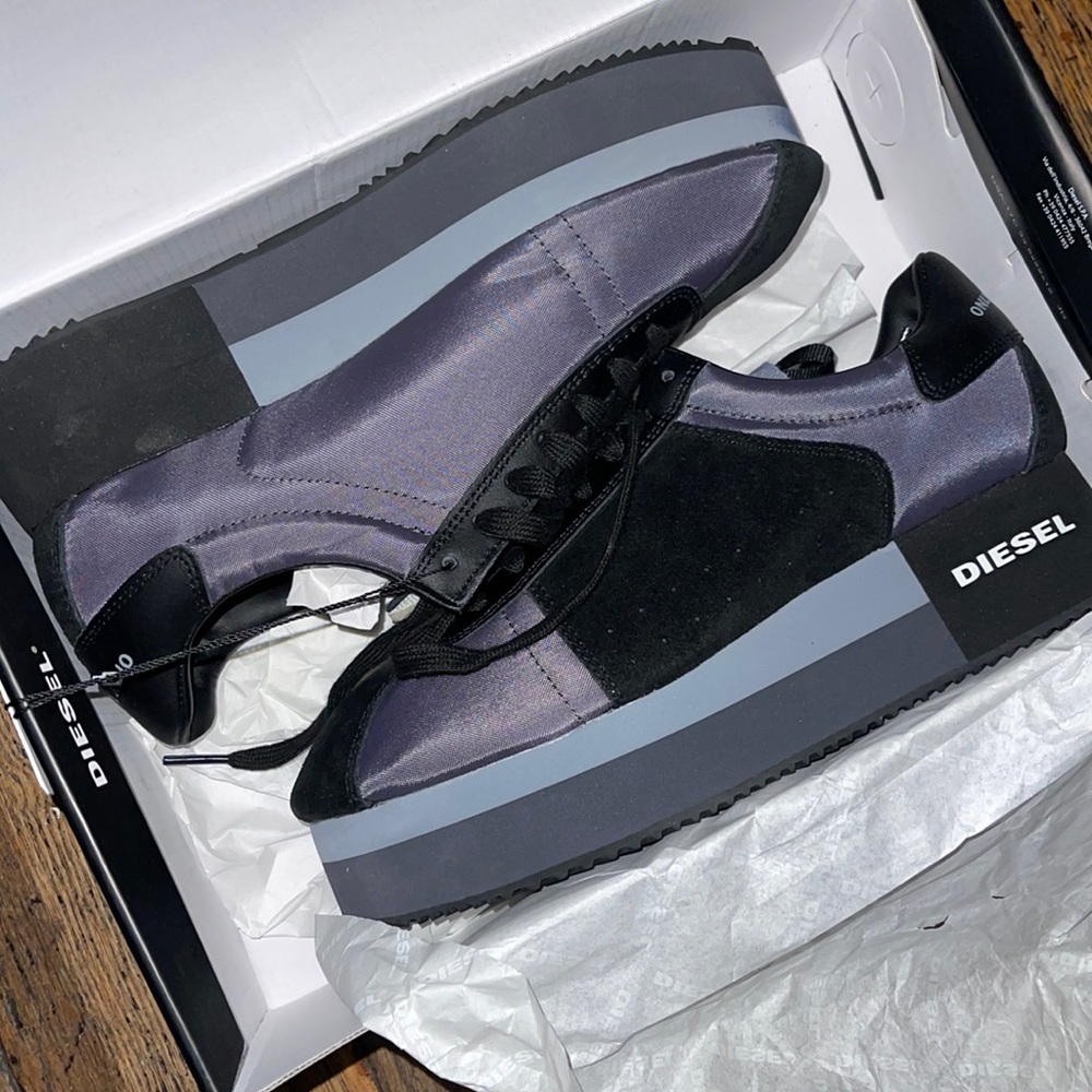 Hello I have a brand new pair sneakers for sale.